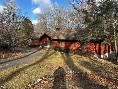 9 Roberts Dr, Mountain Lakes, NJ 07046