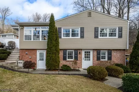58 Lakeside Dr N, Belvidere, NJ 07823
