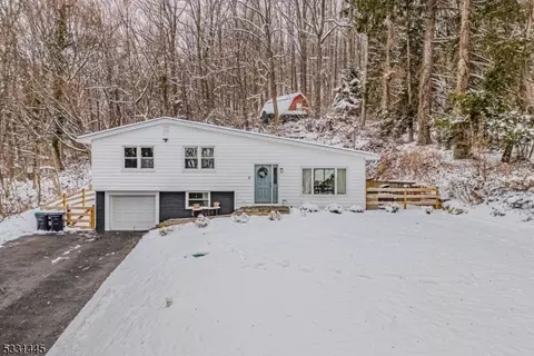 5 Dogwood Ln, Washington, NJ 07882