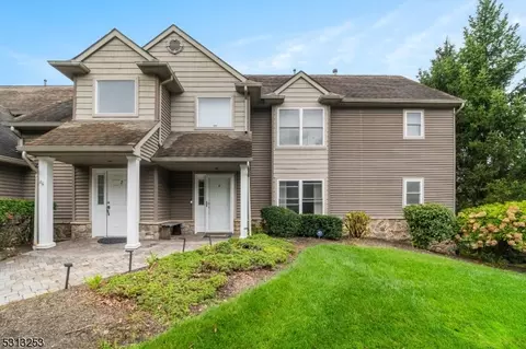 4 Clubhouse Rd #4, Hamburg, NJ 07419