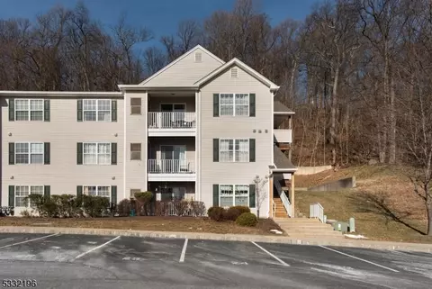 1036 King Ct, Green Brook, NJ 08812