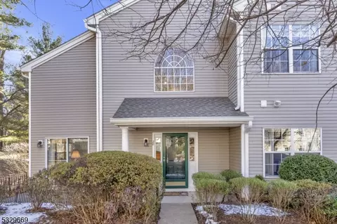 28 Heatherwood Ln, Bedminster, NJ 07921