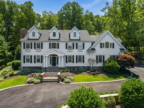 610 Winding Hollow Dr, Franklin Lakes, NJ 07417