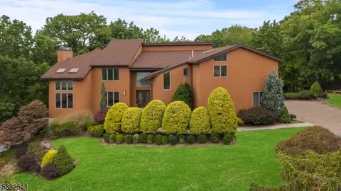 7 Tiffany Ct, Cedar Grove, NJ 07009