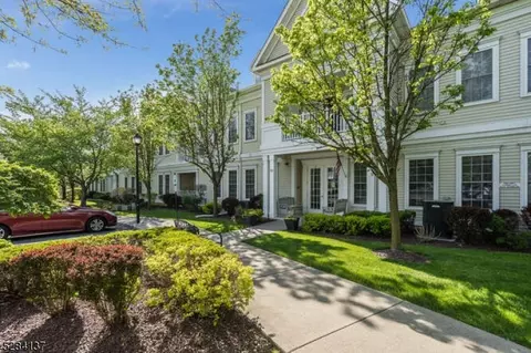 7006 Brookfield Glen Dr, Belvidere, NJ 07823