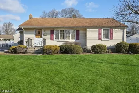 16 Mekeel Dr, Roxbury Twp, NJ 07876