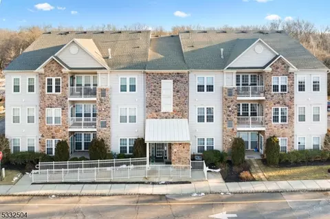 4 Waterman Ln #402, Hillsborough, NJ 08844