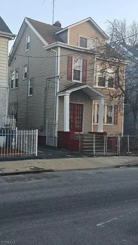 372 Leslie St, Newark, NJ 07112