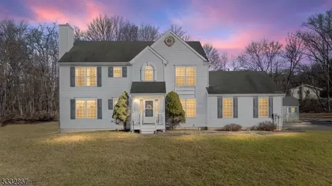 3 Crest Ln, Glen Gardner, NJ 08826