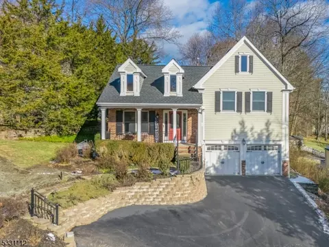 16 Mountainside Dr, Chatham Twp, NJ 07928