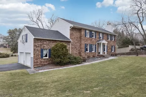 18 Lisa Ct, North Haledon, NJ 07508