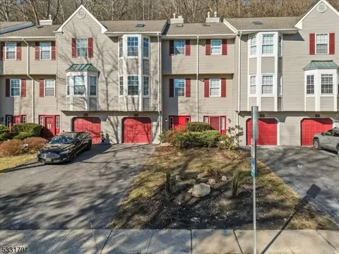 101 Pinehurst Dr, Washington, NJ 07882