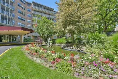 530 Valley Rd #4G, Montclair, NJ 07043