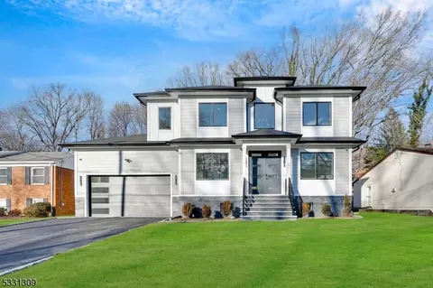 33 Ashwood Dr, Livingston, NJ 07039