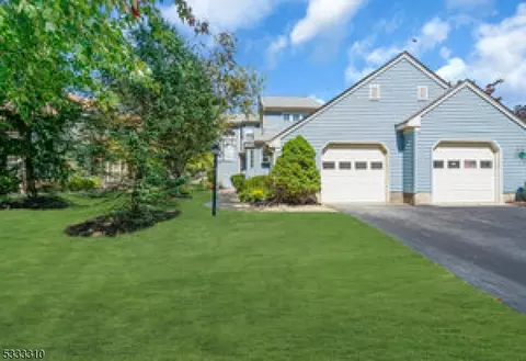 12 Canterbury Dr # B, Monroe Township, NJ 08831
