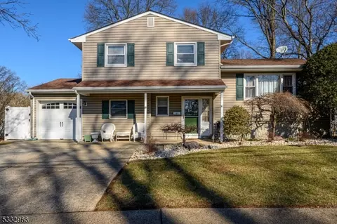 19 Kester Dr, Edison, NJ 08817