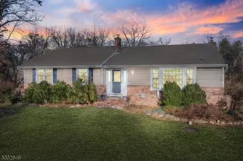4 Hills Top Ct, Clinton Twp, NJ 08801