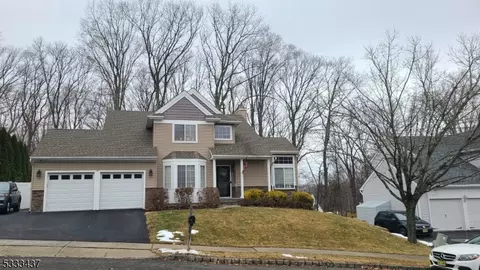 14 Crestwood Cir, Mount Olive, NJ 07828