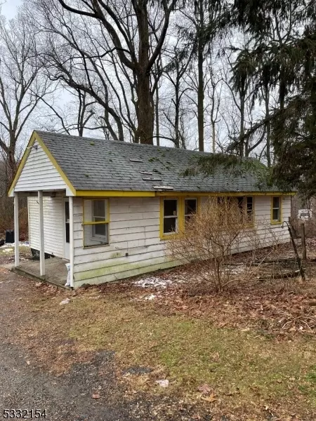 716 Sweet Hollow Rd, Bloomsbury, NJ 08804