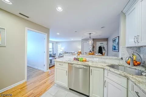 39 Parkside Ct, Wayne, NJ 07470 photo 5