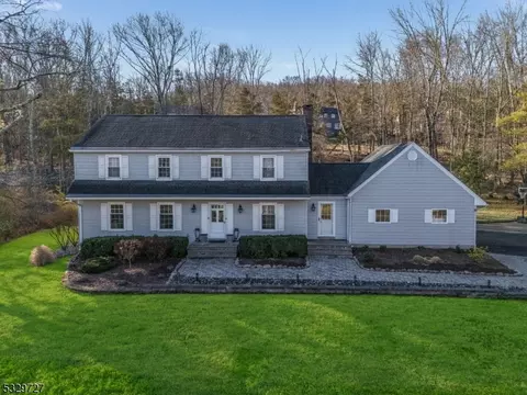 7 Keats Rd, Tewksbury, NJ 07979