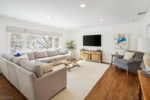 20 Stonehedge Ln, Madison, NJ 07940