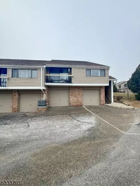 95 Overlook Dr, Clinton, NJ 08809