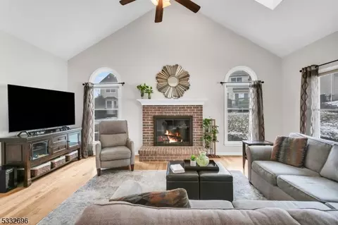 7 Vanderveer Dr, Bernards, NJ 07920
