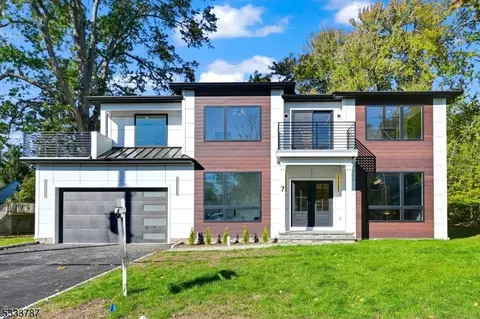 7 Boulderwood Dr, Livingston, NJ 07039