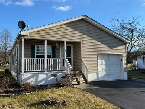 9 Twilight Trl, Belvidere, NJ 07823