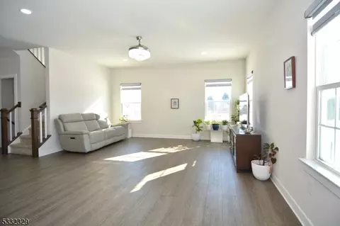 90 Oakwood Blvd, Union Twp, NJ 08827 photo 4