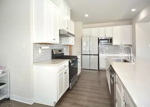 90 Oakwood Blvd, Union Twp, NJ 08827 photo 9