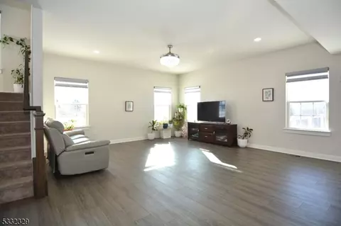 90 Oakwood Blvd, Union Twp, NJ 08827 photo 3