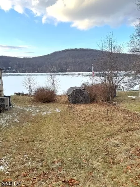 49 Lakeside Dr E, Liberty Twp, NJ 07823