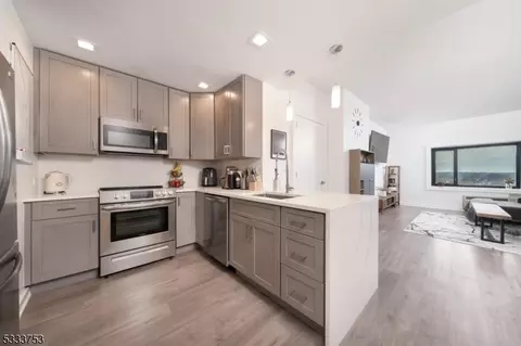 1 Carriage City Plz #808, Rahway, NJ 07065