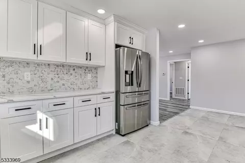599 Mountain View Ter, Middlesex, NJ 08846 photo 12