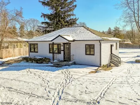 599 Mountain View Ter, Middlesex, NJ 08846 photo 2