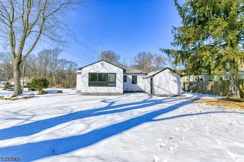 599 Mountain View Ter, Middlesex, NJ 08846 photo 5