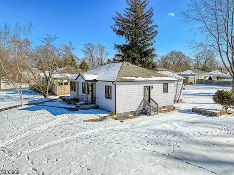 599 Mountain View Ter, Middlesex, NJ 08846 photo 3