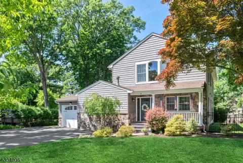 33 Godwin Dr, Wyckoff, NJ 07481