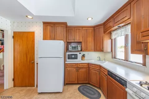 18 Oak Ln, Wayne, NJ 07470 photo 9