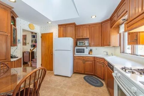 18 Oak Ln, Wayne, NJ 07470 photo 11