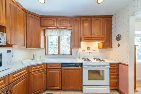 18 Oak Ln, Wayne, NJ 07470 photo 8