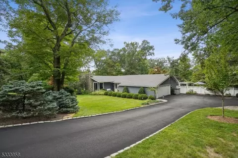 220 Bayberry Ln, Watchung, NJ 07069