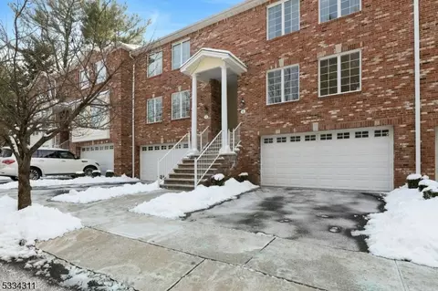 6 Skymark Ct, Upper Saddle River, NJ 07458