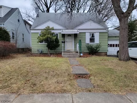 37 Henry St, Elmwood Park, NJ 07407