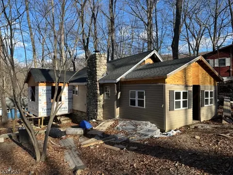 2 Pochuck Dr, Sussex, NJ 07461
