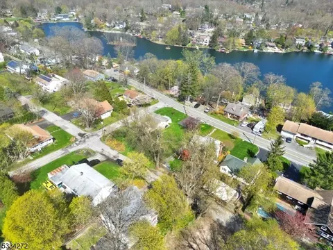 35 Lakeview Dr, West Milford Twp, NJ 07480