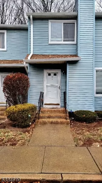 19 Westbrook Ct, Roselle, NJ 07203