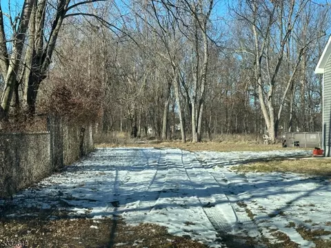 52 School St, Piscataway Twp, NJ 08854
